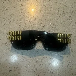 Authentic MIU MIU
MU 09WS Runway Miu Miu | Accessories | Miu Miumu 9ws Runway Sunglasses  main image 3